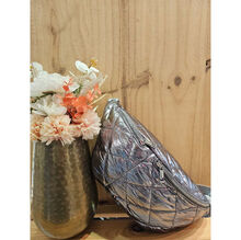 Sac banane matelassé au fini métallisé sécurisé de double glissière