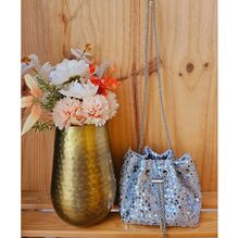 Sac bourse recouvert avec sequins à fermeture par cordon