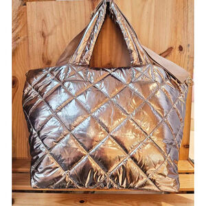 Grand sac à main matelassé et irisé avec un motif en losanges