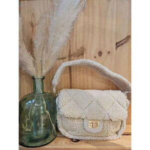 Sac bandoulière moumouté et rabat matelassé à fermoir doré