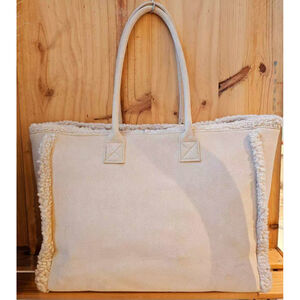 Sac à épaule en suédine orné d'une bordure en moumoute blanche