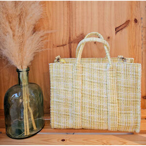 Sac à main rectangulaire conçu dans un tweed texturé