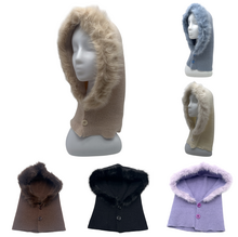 Bonnet cagoule ornée d'une fausse fourrure douce avec deux  gros boutons ronds