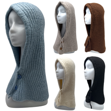 Bonnet cagoule tricotées avec un cordon de serrage et deux boutons sur le devant