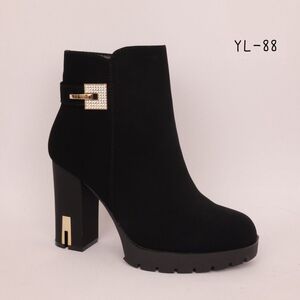 Bottines suédine avec bride strassée et talon bloc détail doré taille 36-41