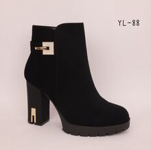 Bottines suédine avec bride strassée et talon bloc détail doré taille 36-41