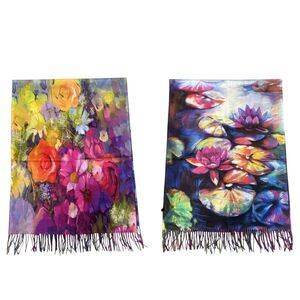 Écharpe réversible illustrée d’un bouquet floral et de nénuphars
