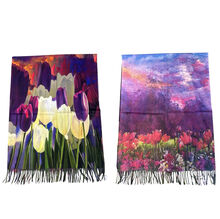 Écharpe réversible illustrant des tulipes en bouquet et en champ