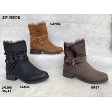 Bottine fourrée à l’intérieur et entourée de cordons décor