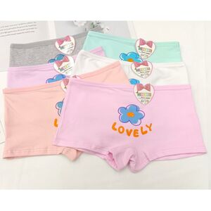 Shorty fille 4 à 12 ans orné d'un motif de fleur accompagné d'un mot Lovely