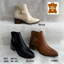 Bottines bimatières à talon avec ornement d'une boucle fantaisie