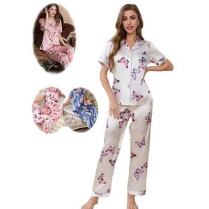 Pyjama satiné à motif papillon avec chemise à manches courtes et un pantalon