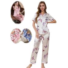Pyjama satiné à motif papillon avec chemise à manches courtes et un pantalon