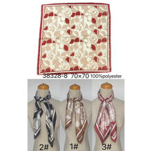 Foulard carré en polyester satiné à motif floral géométrique