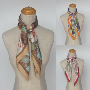 Foulard carré en polyester satiné à motif floral et fond ornemental