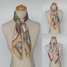 Foulard carré en polyester satiné à motif floral et fond ornemental