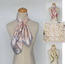 Foulard carré en polyester satiné avec un imprimé floral et losanges