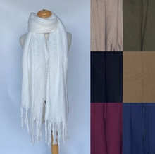 Écharpe unie et épaisse bordée avec des franges décoratives