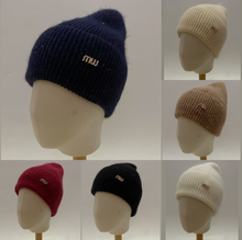 Bonnet en angora et acrylique décoré d'un bijou initiales en strass brillants