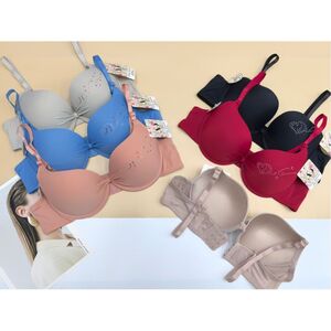 Soutien-gorge à armatures et bonnets C moulés et motif cœur en strass