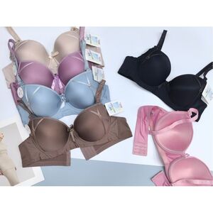 Soutien-gorge à bonnets D moulés avec fines bandes satinées croisées
