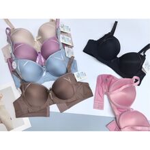 Soutien-gorge à bonnets D moulés avec fines bandes satinées croisées
