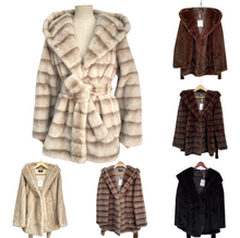 Manteau à capuche en fausse fourrure doux avec une ceinture