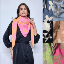 Écharpe triangle en maille douce double face à motif floral bicolore - 12 pièces