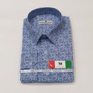 Chemise coupe slim avec motif floral discret sur fond bleu ciel