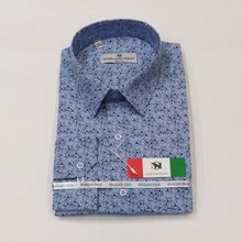 Chemise coupe slim avec motif floral discret sur fond bleu ciel