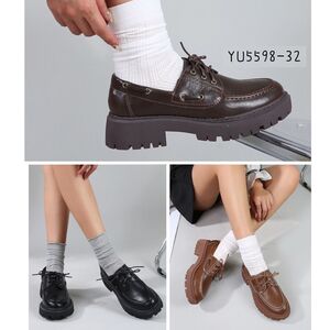 Mocassins style bateau à lacets sur semelle épaisse crantée taille 36-41