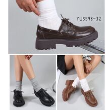 Mocassins style bateau à lacets sur semelle épaisse crantée taille 36-41