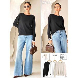 Pull orné d'une délicate bande de dentelle sur le poignet