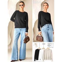 Pull orné d'une délicate bande de dentelle sur le poignet