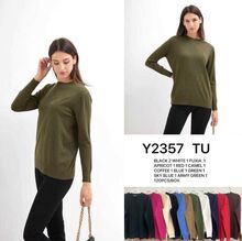 Pull basique en maille douce et légère de couleur unie