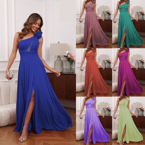 Robe asymétrique à une bretelle avec fleur et jupe évasée à fente