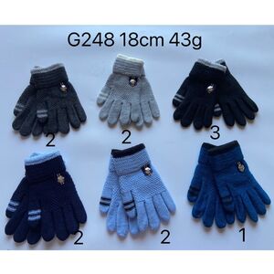 Gants tricotés garçons bicolores urbains avec petit badge décoratif