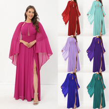 Robe longue en mousseline avec fente et cape volantée aux épaules