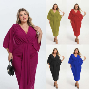 Robe de cérémonie à coupe midi drapée et manches chauve-souris pour grande taille