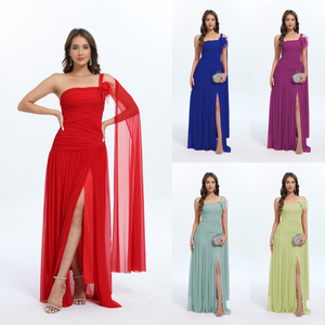 Robe longue drapée à fente et décolleté asymétrique parée de fleur détachable