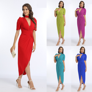 Robe fourreau à col licou et drapé à manches courtes bouffantes avec fente