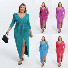 Robe longue de soirée grande taille avec des fronces gainantes et fente