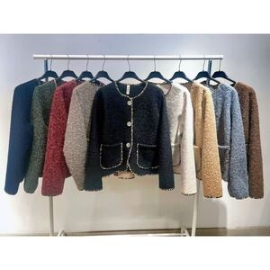 Veste courte avec biais en leopard à boutons dorés et poches à l'avant