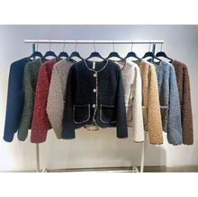 Veste courte avec biais en leopard à boutons dorés et poches à l'avant