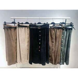 Jupe unie en velours avec ceinture et boutons décoratifs à l'avant