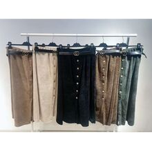 Jupe unie en velours avec ceinture et boutons décoratifs à l'avant