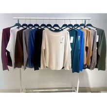 Pull en maille fine à col rond avec une coupe simple et au coloris uni