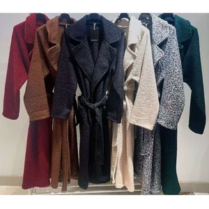 Manteau long style oversize en maille bouclette avec une ceinture