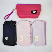 Trousse de maquillage à texture garnie d'un cœur brodé de perles