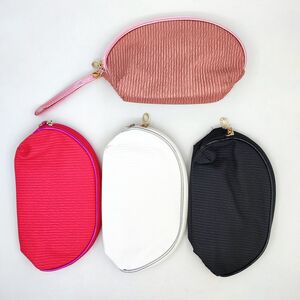 Trousse de maquillage forme ovale avec un effet côtelé plissé